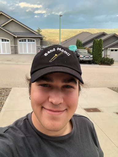 Onyx wearing a 'Band Mom!' Hat